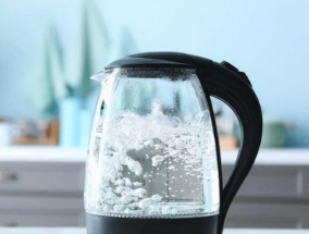 用开水解决马桶堵塞问题（开水的神奇力量）