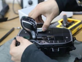 宝马充电器盖板拆卸视频教程在哪里找？拆卸步骤详细吗？