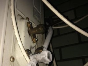 空调粗管结霜的原因及解决方法（冷凝水过多导致空调粗管结霜）