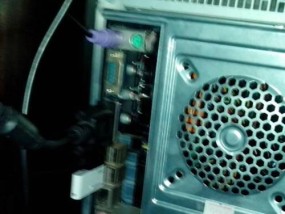 电脑主机开机无显示器反应的原因及解决方法（解决电脑主机开机后显示器无信号的问题）