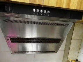 如何拆下抽油烟机进行清洗（简单操作）