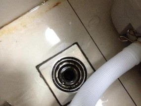 全自动洗衣机排水管堵塞了怎么拆开维修？维修步骤和注意事项是什么？