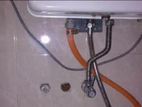 解决热水器水管共振问题的方法（有效消除共振声音）