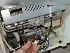 壁挂炉漏水的原因及维修方法（详解壁挂炉漏水原因及维修技巧）