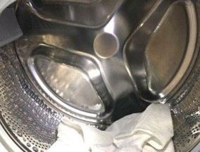 如何清洗洗衣机里面的污垢（简单、快捷的清洁方法）