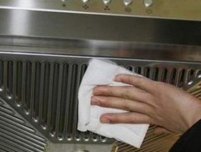 如何清洗油烟机（小方法教你清除油烟机上的顽固油垢）