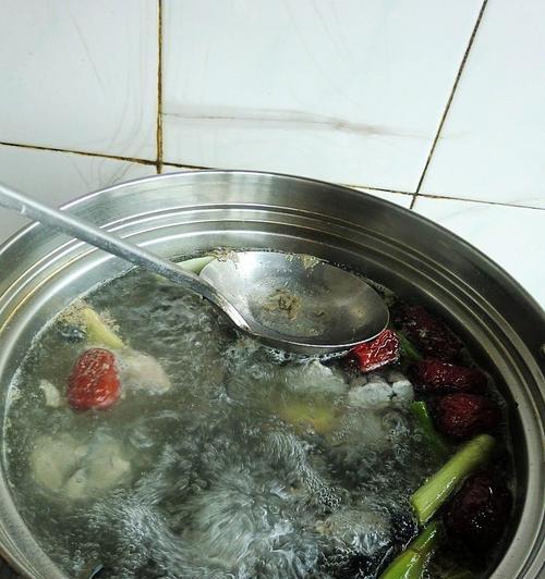 桂圆红枣乌鸡炖汤的做法步骤（营养丰富的家常炖汤）  第1张