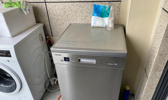 解决洗碗机盘中有水的问题（如何处理洗碗机盘中残留的水）  第2张
