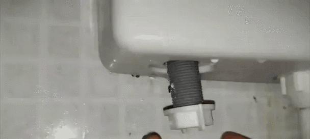 箭牌抽水马桶水箱漏水原因及处理方法（深入探究箭牌抽水马桶水箱漏水的原因）  第2张