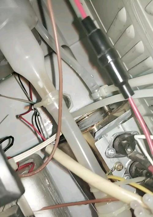 饮水机旁边漏水是为什么？如何快速解决？  第1张