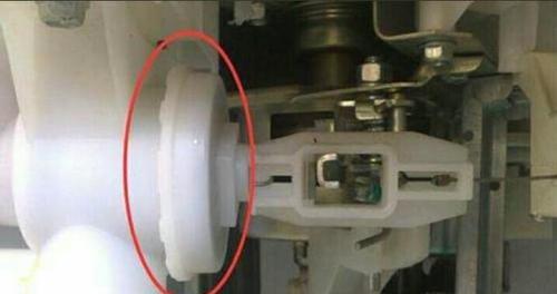 自动洗衣机漏水是什么原因？查看这些地方能发现什么问题？  第2张