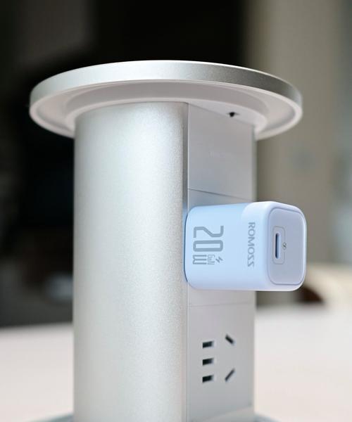 苹果手机使用透明充电器插头有技巧吗？  第1张