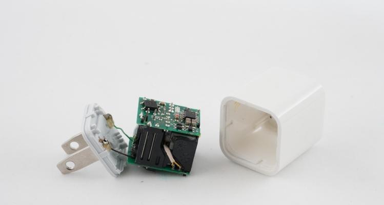 宝马充电器盖板拆卸视频教程在哪里找？拆卸步骤详细吗？  第3张